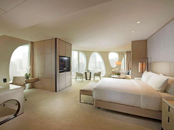 Conrad Beijing by Hilton : photo 1 de la chambre suite junior lit king-size - accès au salon exécutif