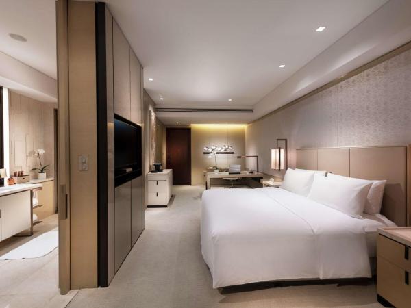 Conrad Beijing by Hilton : photo 1 de la chambre chambre exécutive lit king-size - accès au salon exécutif