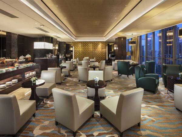 Hilton Guangzhou Tianhe - Free Shuttle Bus and Registration Counter Available during Canton Fair Period : photo 8 de la chambre chambre lit king-size exécutive