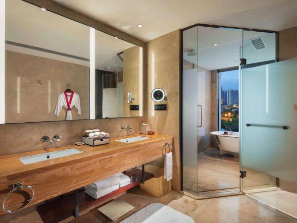 DoubleTree by Hilton Guangzhou- Science City-Free Shuttle Bus Service During Canton Fair : photo 2 de la chambre suite junior - accès au salon