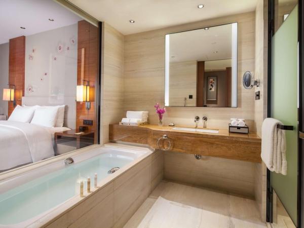 DoubleTree by Hilton Guangzhou- Science City-Free Shuttle Bus Service During Canton Fair : photo 1 de la chambre guest king room with garden view