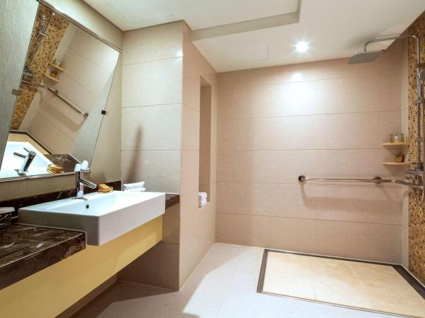 DoubleTree by Hilton Chongqing North : photo 2 de la chambre chambre lit king-size pour personnes à mobilité réduite