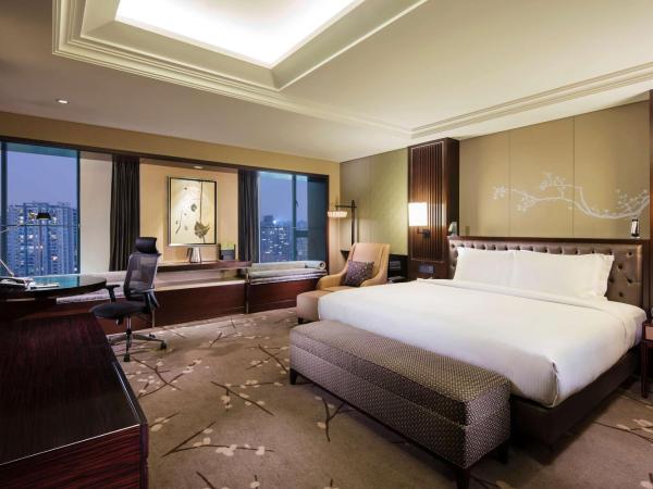 DoubleTree by Hilton Chongqing North : photo 1 de la chambre chambre king exécutive avec accès au salon
