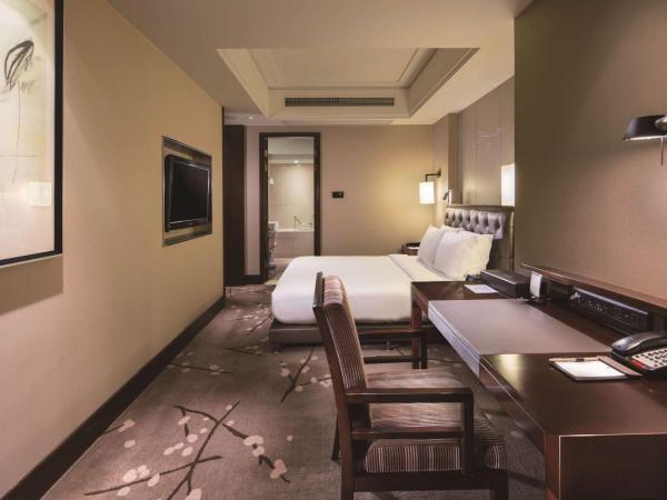 DoubleTree by Hilton Chongqing North : photo 1 de la chambre suite king exécutive avec accès au salon