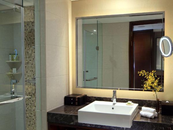 DoubleTree by Hilton Chongqing North : photo 4 de la chambre chambre lits jumeaux exécutive avec accès au salon