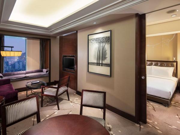DoubleTree by Hilton Chongqing North : photo 1 de la chambre suite junior lit king-size avec coin salon
