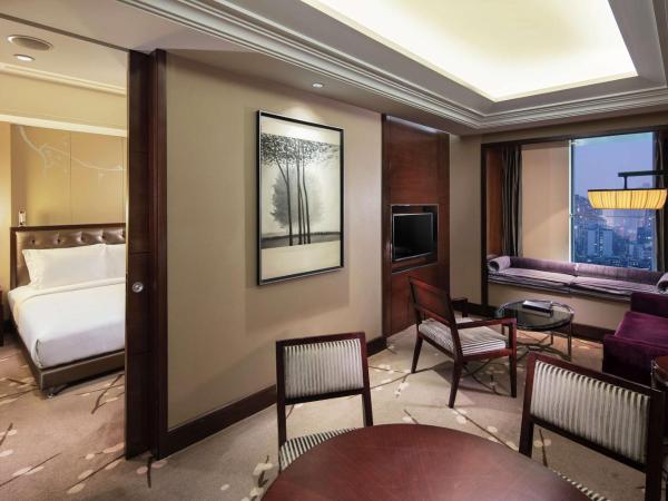 DoubleTree by Hilton Chongqing North : photo 2 de la chambre suite king exécutive avec accès au salon