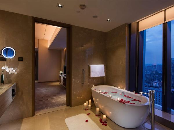 DoubleTree by Hilton Chongqing - Nan'an : photo 4 de la chambre suite lit king-size deluxe - accès au salon
