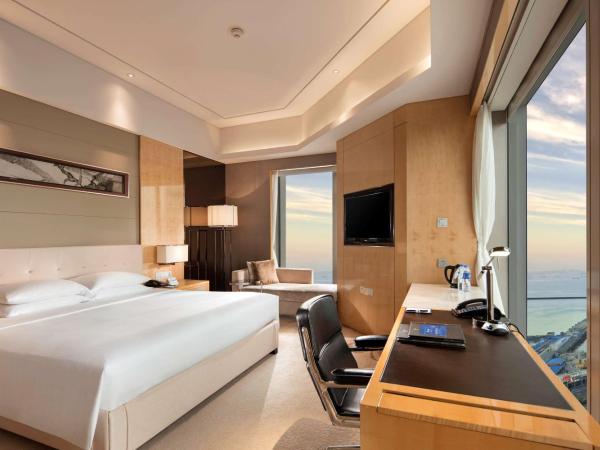 Hilton Dalian : photo 4 de la chambre chambre d’angle exécutive avec lit king-size - accès au salon