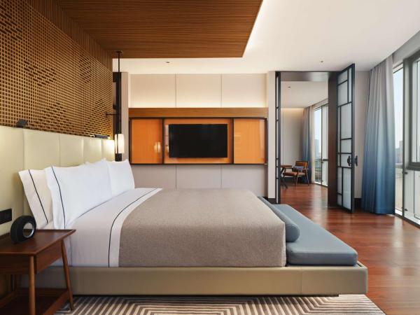 Canopy By Hilton Hangzhou Jinsha Lake : photo 3 de la chambre suite premium lit king-size - vue sur lac