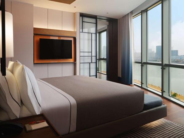 Canopy By Hilton Hangzhou Jinsha Lake : photo 2 de la chambre suite lit king-size de luxe - vue sur lac