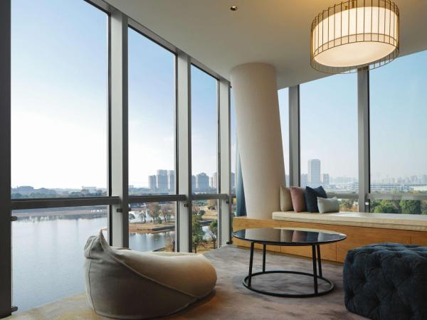 Canopy By Hilton Hangzhou Jinsha Lake : photo 4 de la chambre suite lit king-size de luxe - vue sur lac