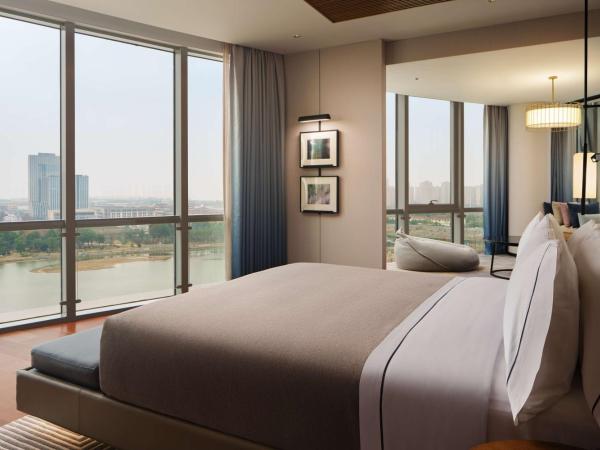 Canopy By Hilton Hangzhou Jinsha Lake : photo 5 de la chambre suite premium lit king-size - vue sur lac