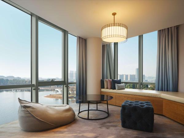 Canopy By Hilton Hangzhou Jinsha Lake : photo 4 de la chambre suite premium lit king-size - vue sur lac