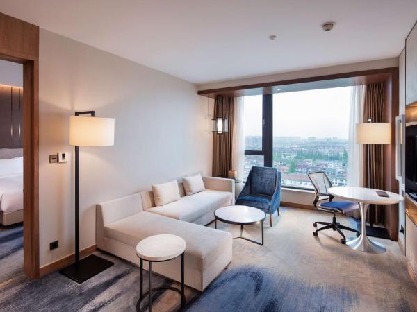 Hilton Garden Inn Shanghai Hongqiao NECC : photo 1 de la chambre suite deluxe avec lit king-size