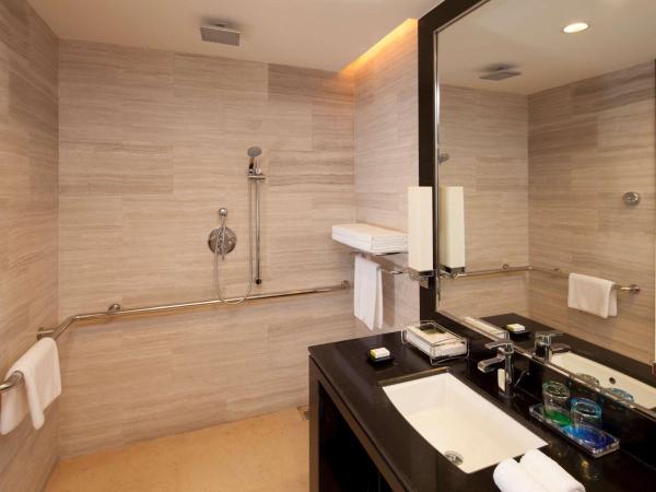 DoubleTree by Hilton Shenyang : photo 1 de la chambre chambre lit king-size pour personnes à mobilité réduite