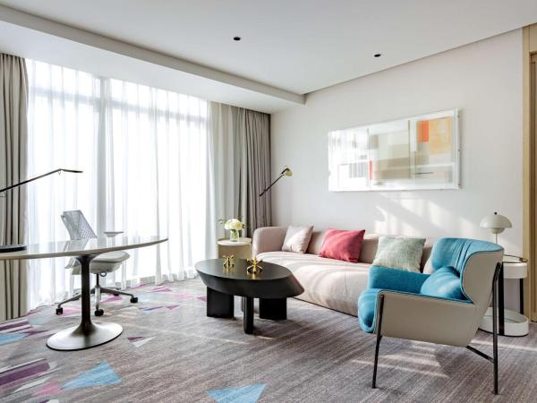 Hilton Garden Inn Shenzhen World Exhibition & Convention Center : photo 1 de la chambre suite deluxe avec lit king-size