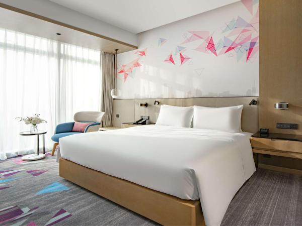 Hilton Garden Inn Shenzhen World Exhibition & Convention Center : photo 2 de la chambre chambre lit king-size - accessible aux personnes à mobilité réduite