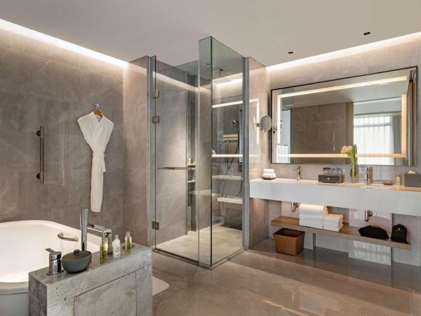 Hilton Garden Inn Shenzhen World Exhibition & Convention Center : photo 5 de la chambre suite deluxe avec lit king-size