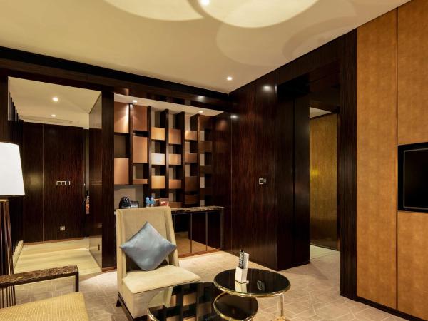 Hilton Shenzhen Futian, Metro Station at Hotel Front Door, Close to Futian Convention & Exhibition Center : photo 2 de la chambre suite 1 chambre lit king-size - accès au salon