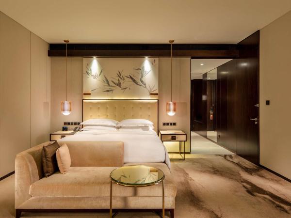 Hilton Shenzhen Futian, Metro Station at Hotel Front Door, Close to Futian Convention & Exhibition Center : photo 1 de la chambre suite 1 chambre lit king-size - accès au salon
