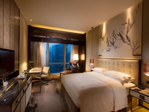 Hilton Shenzhen Futian, Metro Station at Hotel Front Door, Close to Futian Convention & Exhibition Center : photo 3 de la chambre chambre lit king-size