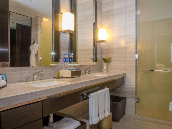 Hilton Shenzhen Futian, Metro Station at Hotel Front Door, Close to Futian Convention & Exhibition Center : photo 5 de la chambre chambre lit king-size