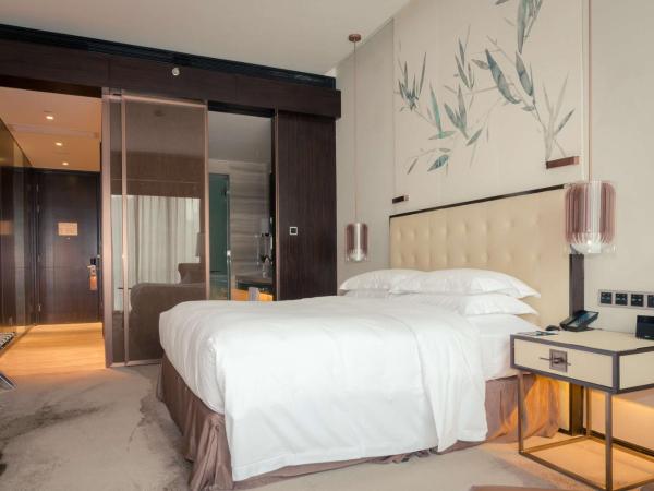 Hilton Shenzhen Futian, Metro Station at Hotel Front Door, Close to Futian Convention & Exhibition Center : photo 3 de la chambre chambre lit king-size deluxe - vue sur ville