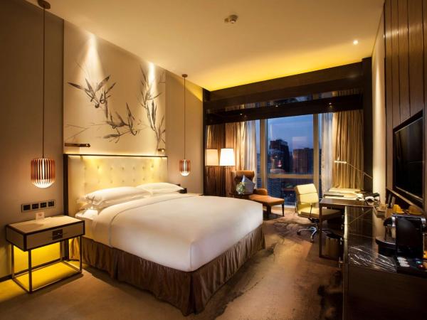 Hilton Shenzhen Futian, Metro Station at Hotel Front Door, Close to Futian Convention & Exhibition Center : photo 3 de la chambre chambre lit king-size exéctive - accès au salon