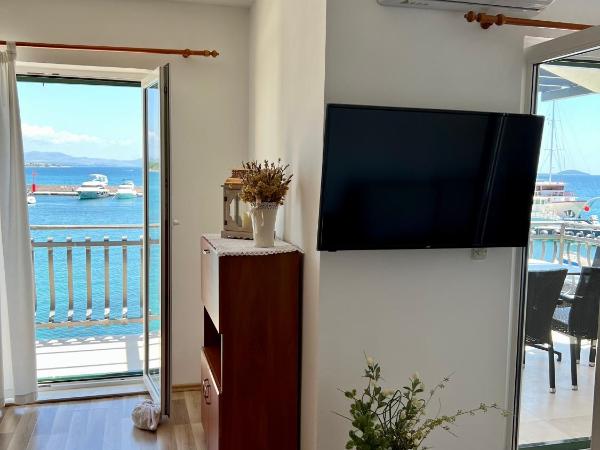 Villa Adria : photo 10 de la chambre three-bedroom apartment with terrace and sea view (5 adults)