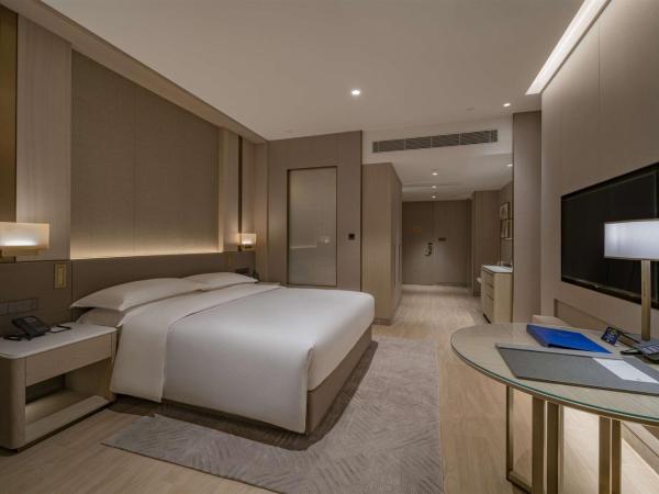 DoubleTree By Hilton Shenzhen Nanshan Hotel & Residences : photo 3 de la chambre king guest room- city view