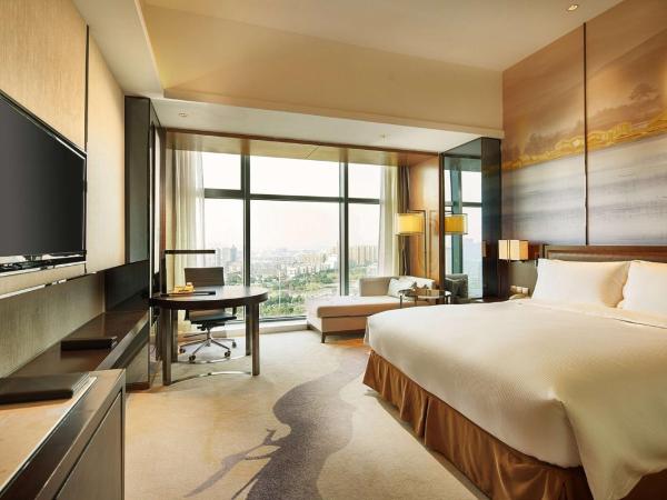 DoubleTree By Hilton Ningbo Beilun : photo 2 de la chambre chambre lit king-size deluxe - vue sur jardin