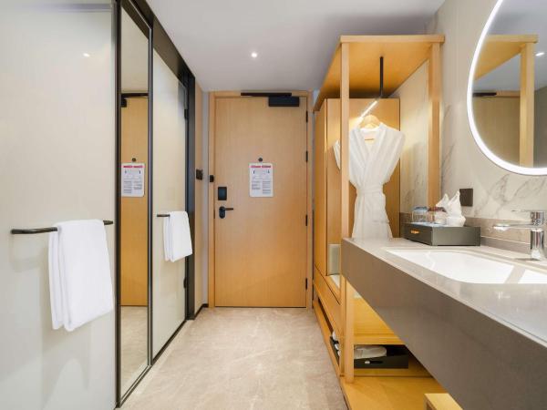 Hilton Garden Inn Chengdu Kuanzhai Alley : photo 10 de la chambre chambre double de luxe avec 2 lits doubles et balcon