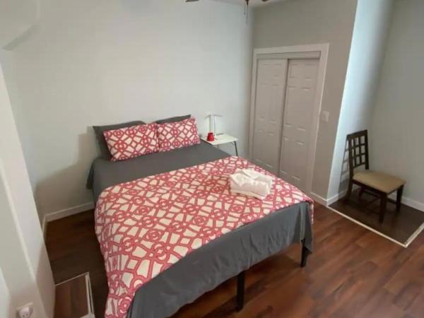 Home near University City : photo 1 de la chambre chambre double avec salle de bains privative extérieure