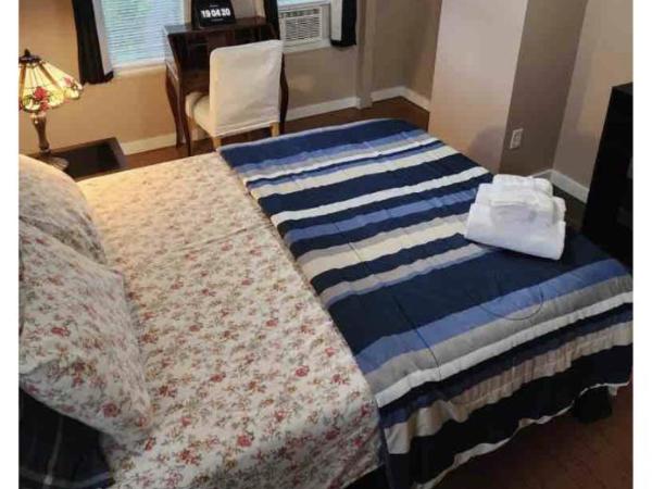 Home near University City : photo 3 de la chambre chambre lit queen-size avec salle de bains commune