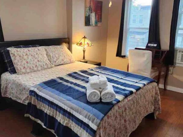 Home near University City : photo 5 de la chambre chambre lit queen-size avec salle de bains commune