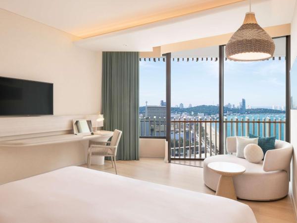 Hilton Pattaya : photo 4 de la chambre chambre lit king-size de luxe - vue sur océan