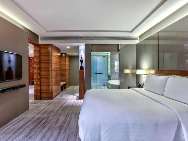 Hilton Sukhumvit Bangkok : photo 6 de la chambre suite lit king-size excutive