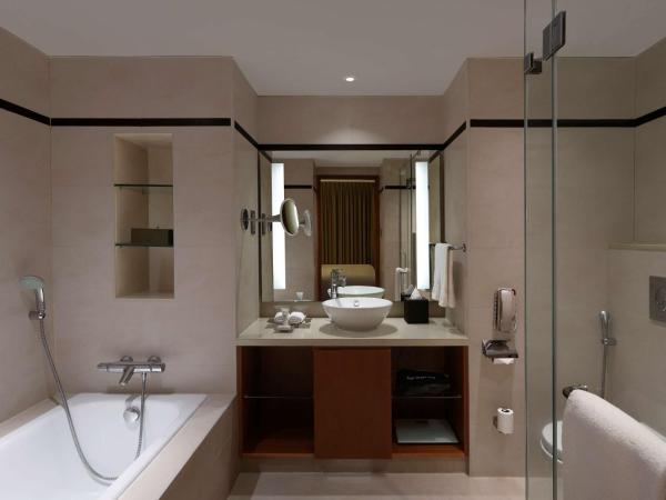 Hilton Bangalore Embassy GolfLinks : photo 3 de la chambre deluxe twin room with pool and golf view