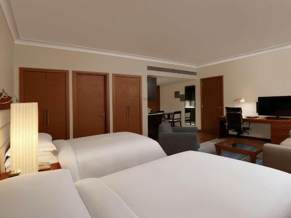 Hilton Bangalore Embassy GolfLinks : photo 4 de la chambre deluxe twin room with pool and golf view
