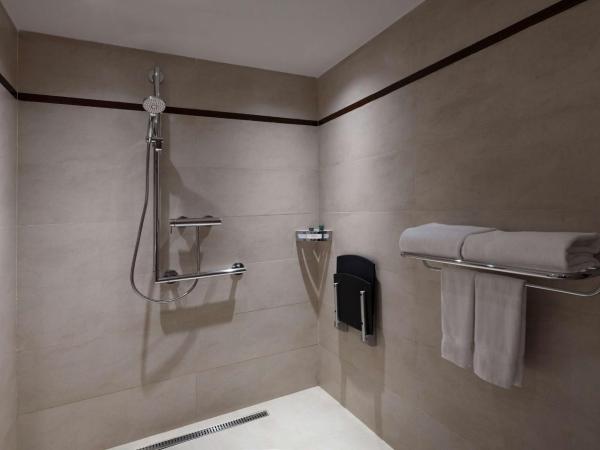 Hilton Bangalore Embassy GolfLinks : photo 5 de la chambre studio lit king-size - accessible aux personnes à mobilité réduite