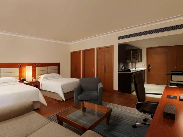 Hilton Bangalore Embassy GolfLinks : photo 2 de la chambre deluxe twin room with pool and golf view