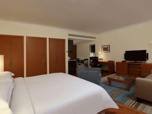 Hilton Bangalore Embassy GolfLinks : photo 1 de la chambre deluxe king room with pool or golf view