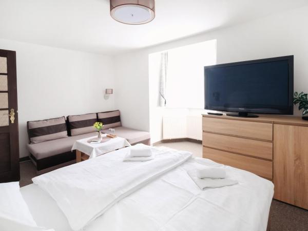 Pension Clara : photo 8 de la chambre chambre double deluxe avec lit d'appoint