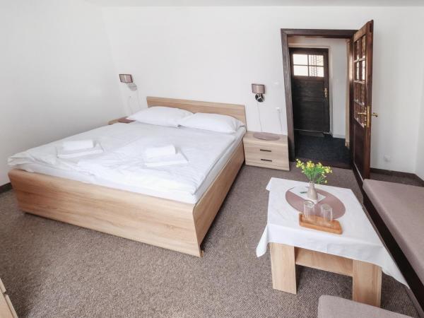 Pension Clara : photo 7 de la chambre chambre double deluxe avec lit d'appoint