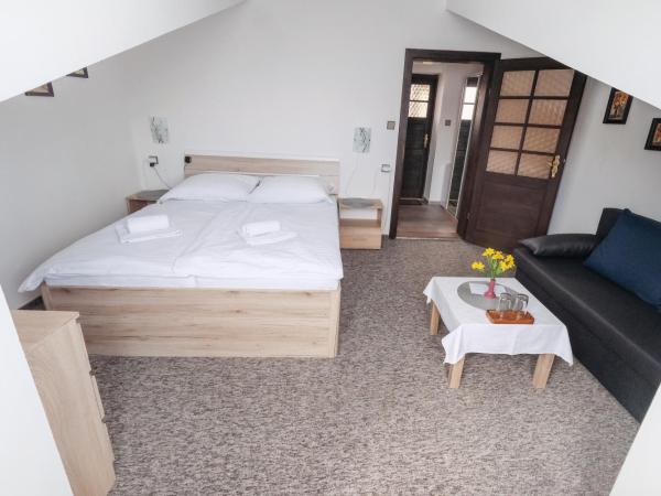 Pension Clara : photo 4 de la chambre chambre double deluxe avec lit d'appoint