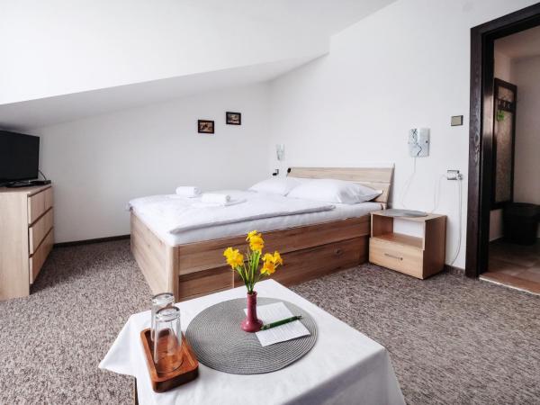 Pension Clara : photo 3 de la chambre chambre double deluxe avec lit d'appoint