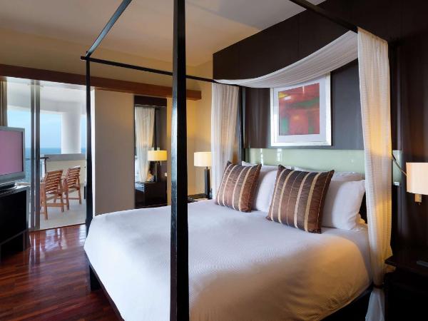 Hilton Hua Hin Resort & Spa : photo 1 de la chambre suite lit king-size avec accès au salon club - vue sur océan