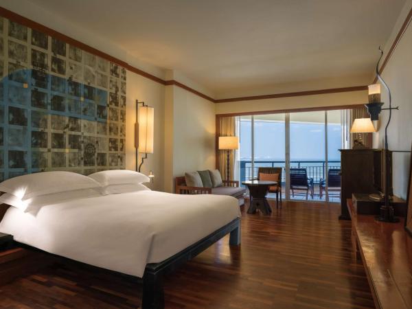 Hilton Hua Hin Resort & Spa : photo 1 de la chambre chambre king classique avec vue sur l'océan.