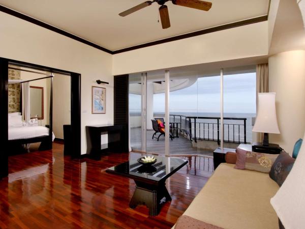 Hilton Hua Hin Resort & Spa : photo 3 de la chambre suite lit king-size avec accès au salon club - vue sur océan